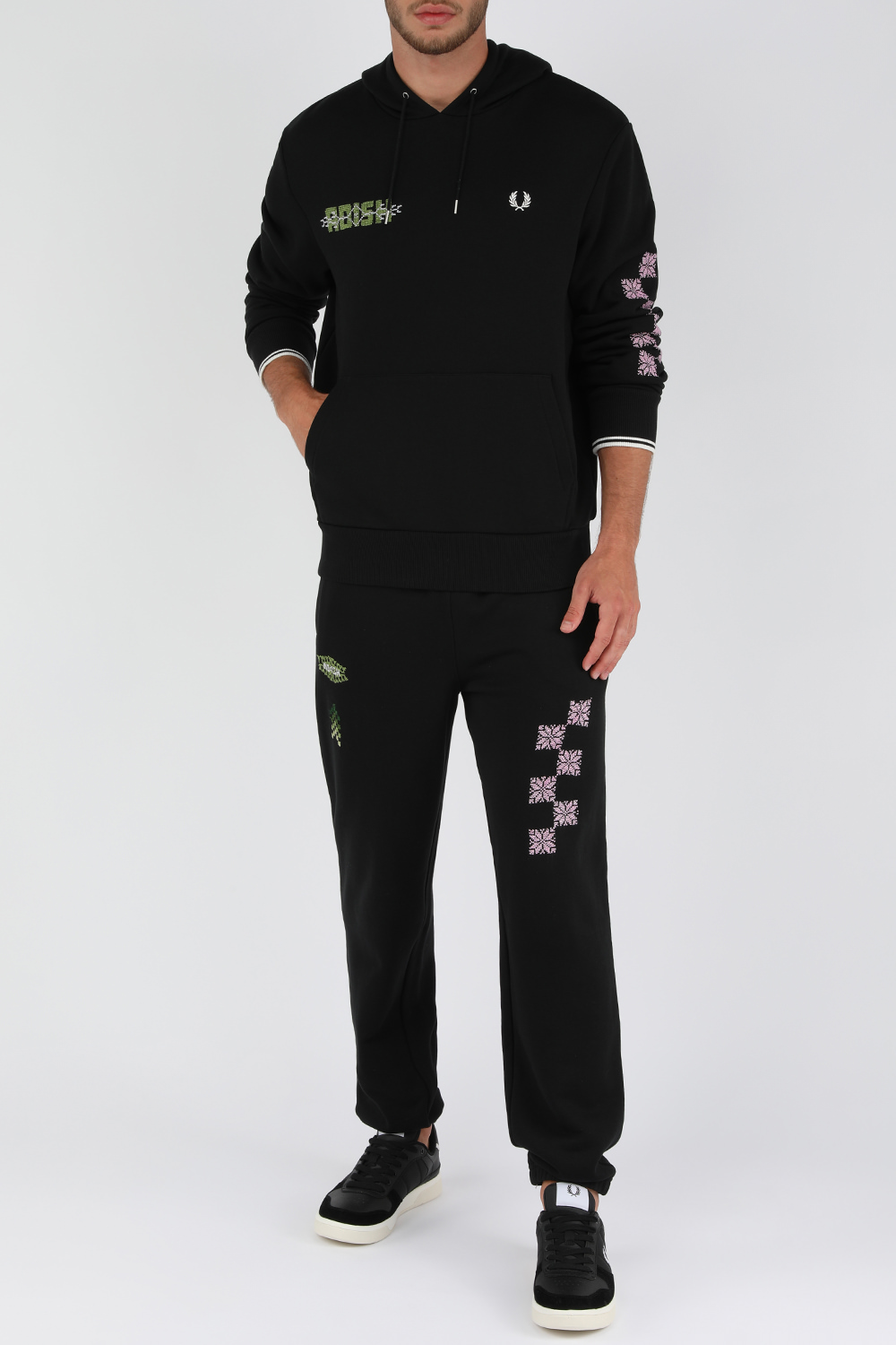 פרד פרי X אדיש סווטשירט קפוצ'ון שחור עם לוגו רקום